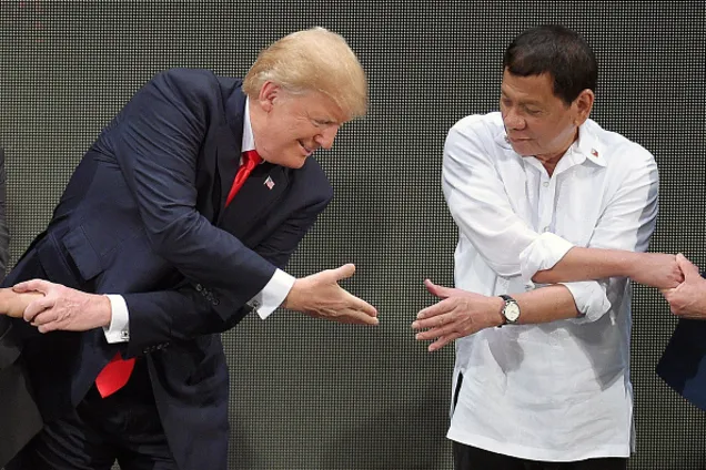Трамп рукопожатие