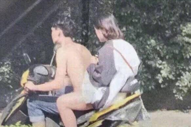 Голий мотоцикліст