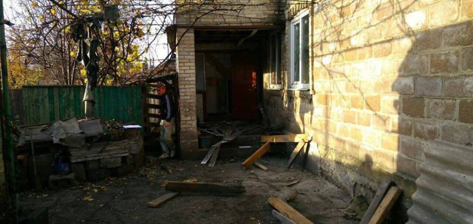 Террористы 'ДНР' обстреляли жилые дома под Донецком: фото последствий