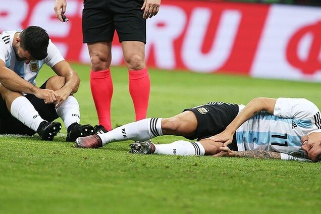 Нападающий сборной Аргентины был срочно госпитализирован с матча в России 