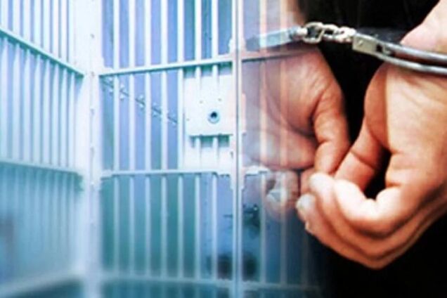 за решеткой