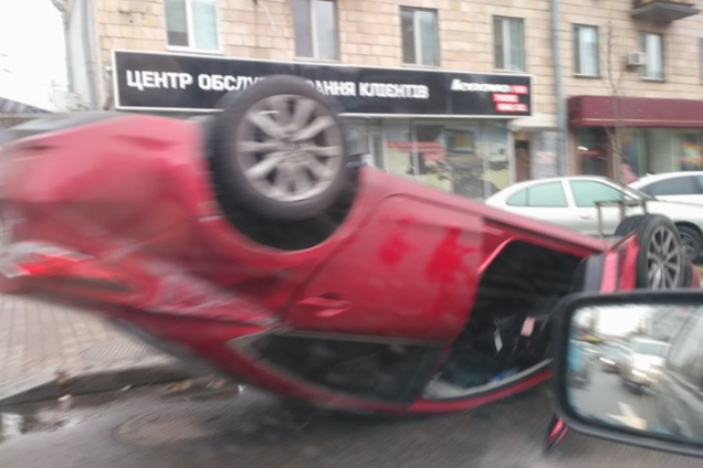 Каскадер поневоле: в Киеве произошло жесткое ДТП с тремя авто