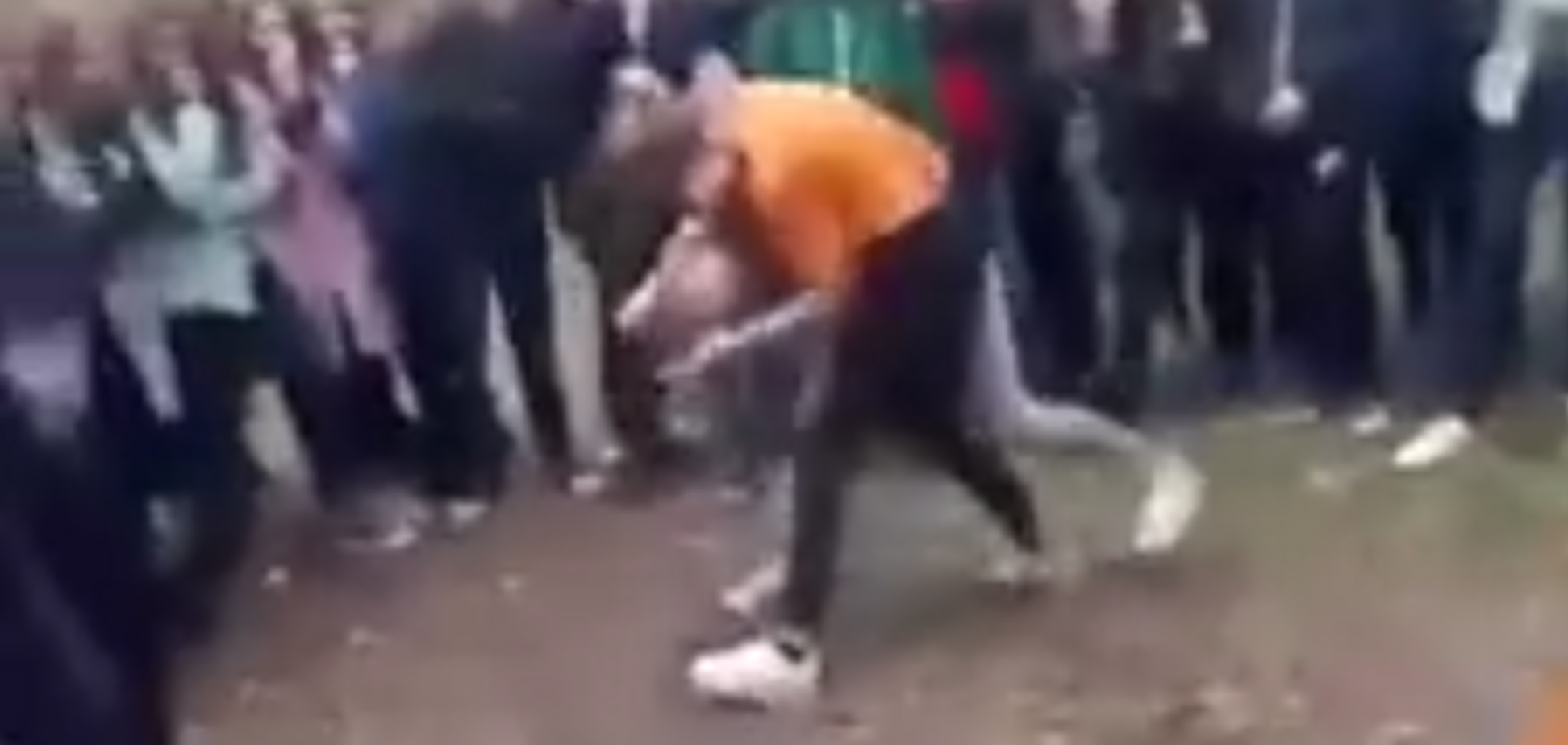 Жестокие 'бои без правил' между украинскими школьницами: психолог объяснил поведение подростков