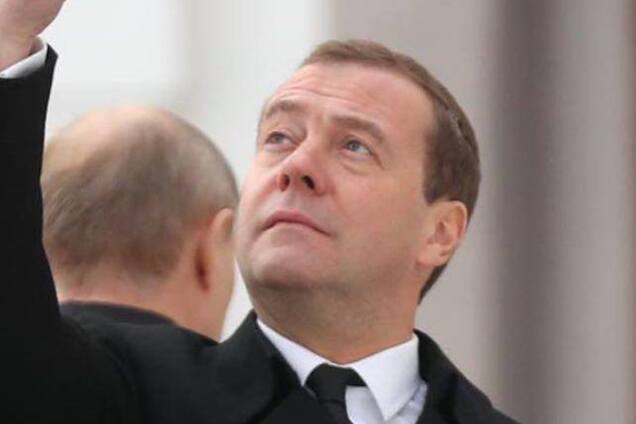 'Селфі на фоні лисини Путіна': мережа обстібала фото Медведєва з новим iPhone