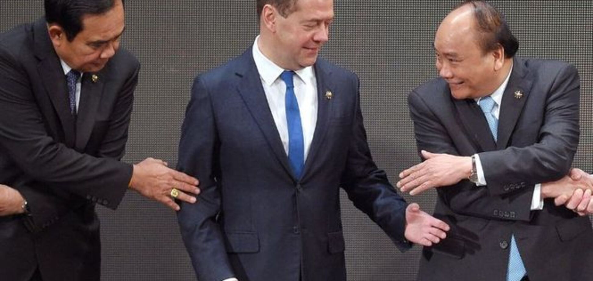 Семь лет прошло, а он туда же: Медведеву припомнили момент позора