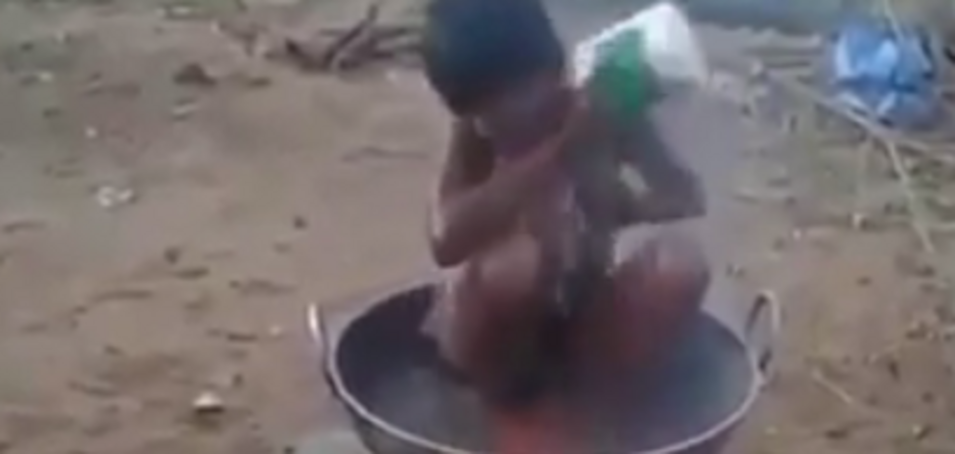 В Индии ребенок помылся в кипящем казане: опубликовано жуткое видео