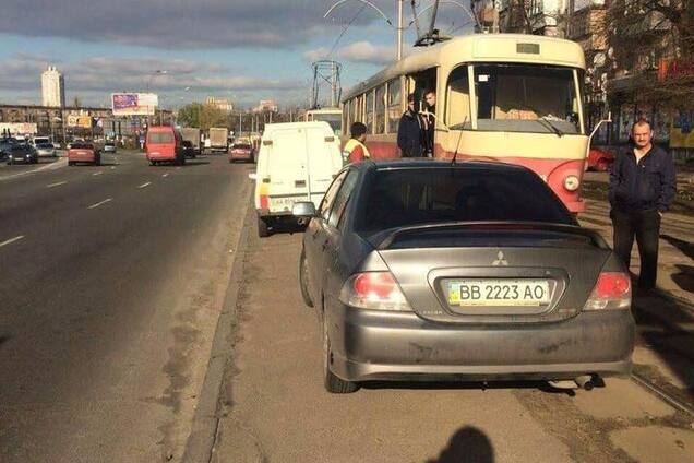І нехай весь світ зачекає: мережу вразила нахабність водія в Києві