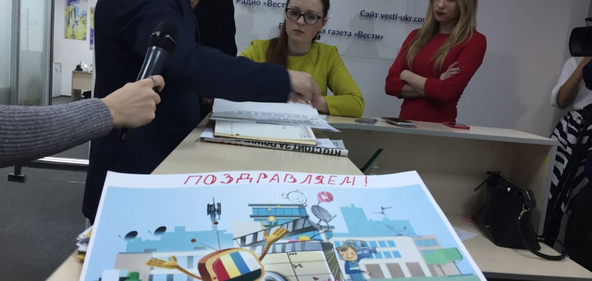 В офіс 'Вестей' у Києві приїхала військова прокуратура: фото і відео