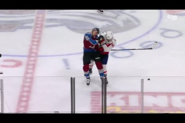 Російського хокеїста вирубили у дебютному матчі НХЛ забійним прийомом: опубліковано відео