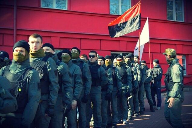 'Серп і молот, смерть і голод': С14 розмалювали радянський пам'ятник у Дніпрі