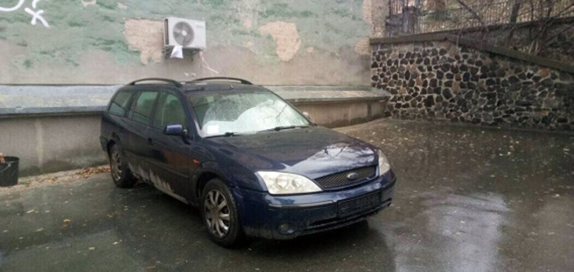 Требовали выкуп: в Киеве поймали преступников, воровавших еврономера с автомобилей