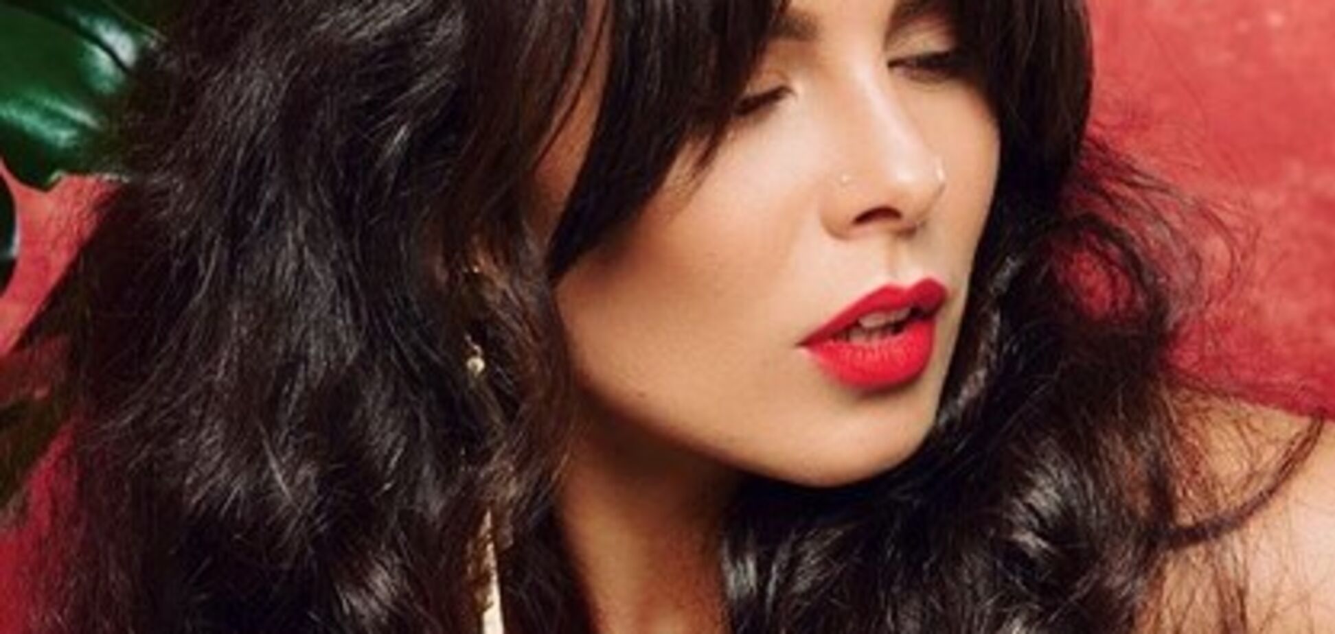 Настя Каменских в полупрозрачном бюстгальтере похвасталась фанам миллионами