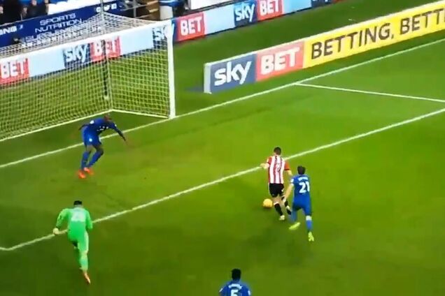 Промах года в Англии. Футболист непостижимым образом не попал в пустые ворота - опубликовано видео