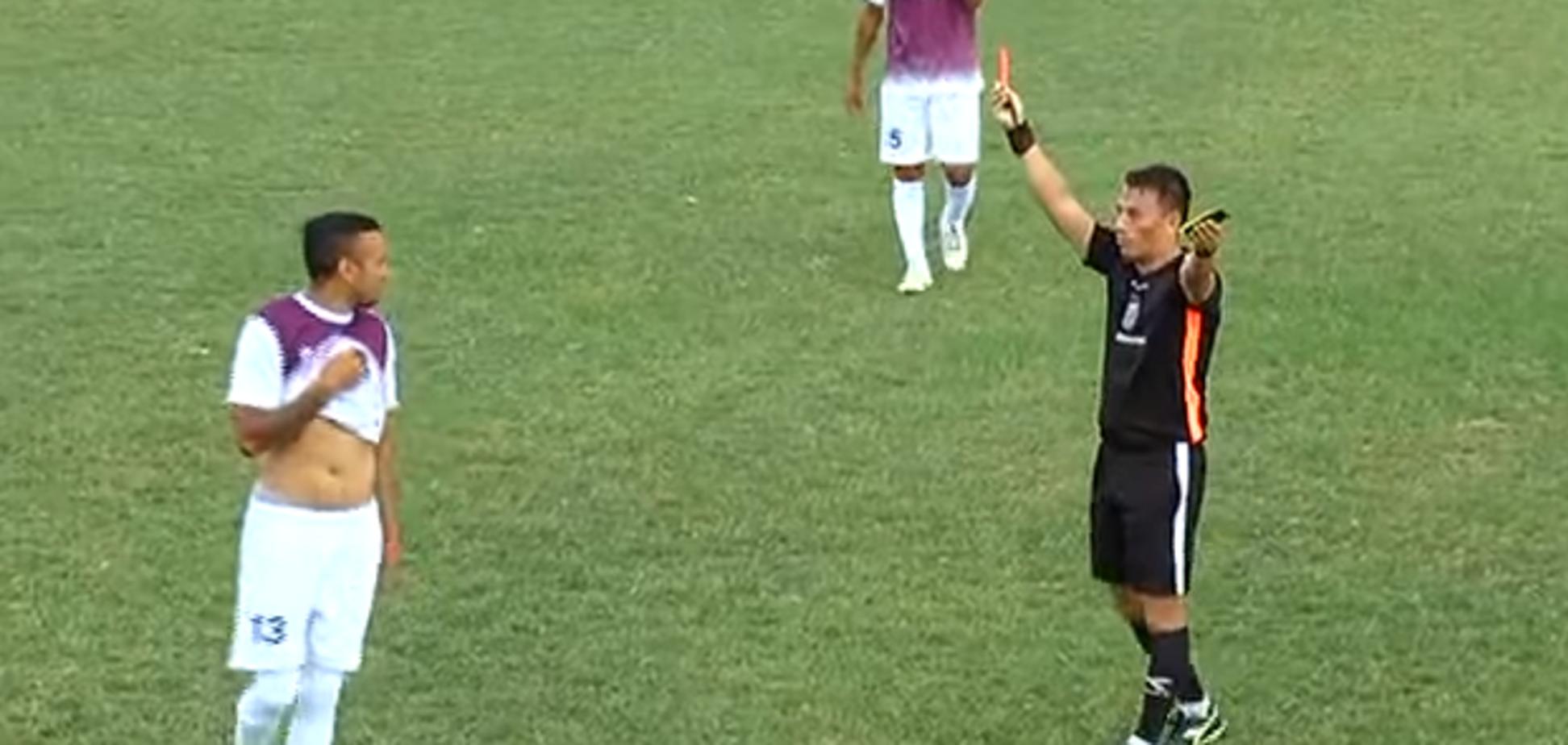 До мяча не дошел. Аргентинский футболист заработал самое нелепое удаление сезона