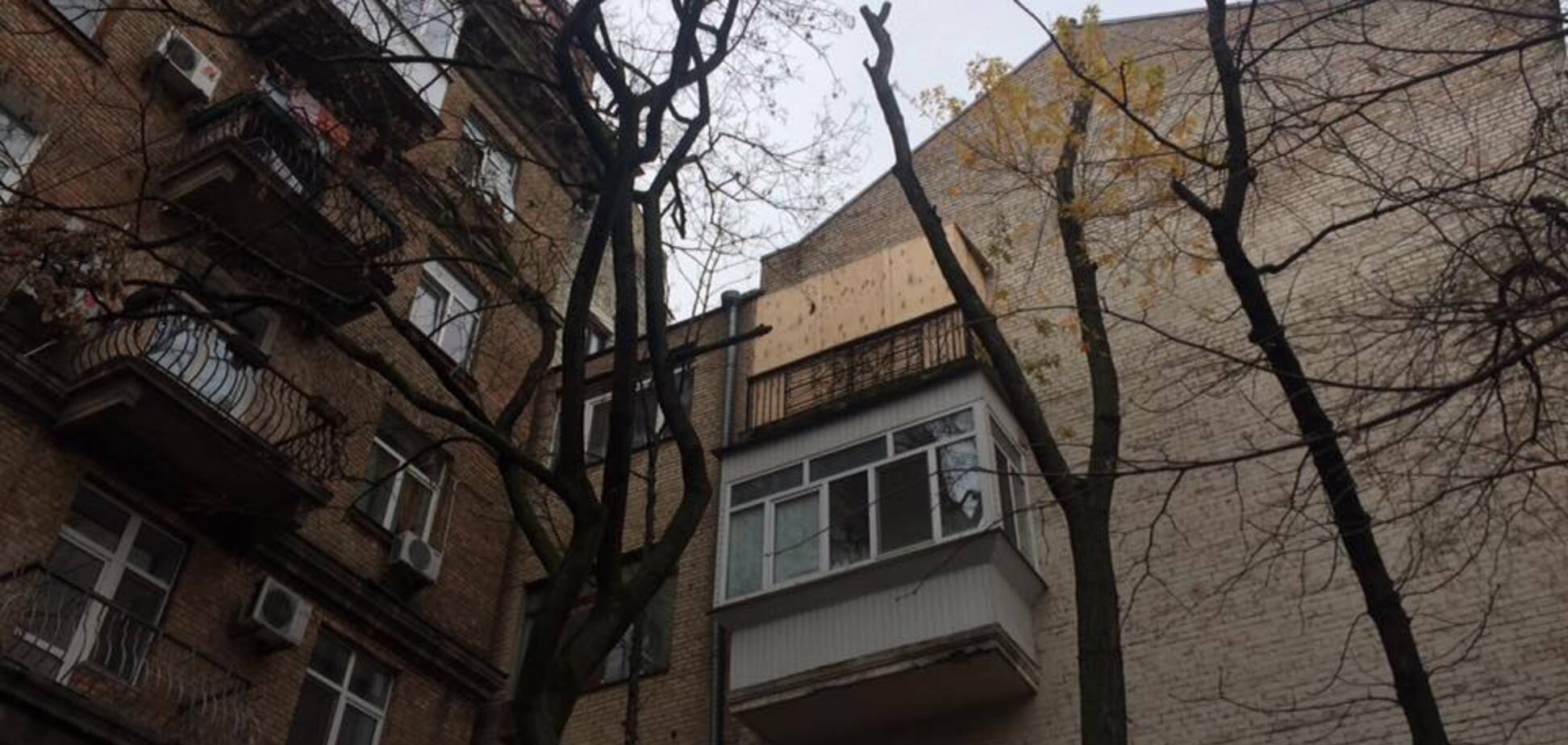 Теплиця чи курник? Соцмережу вразив балкон у центрі Києва
