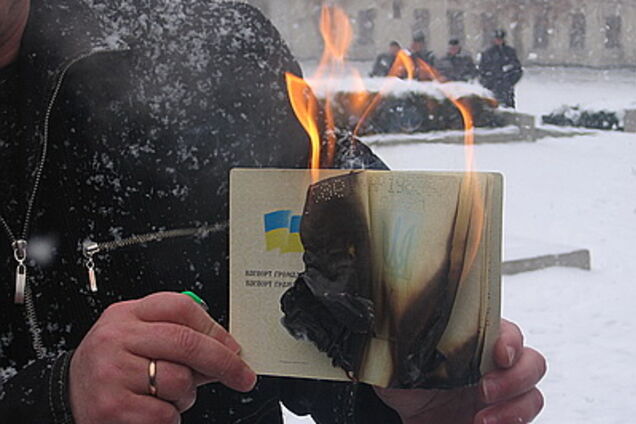 'На радостях порвала украинский паспорт, теперь жалею'