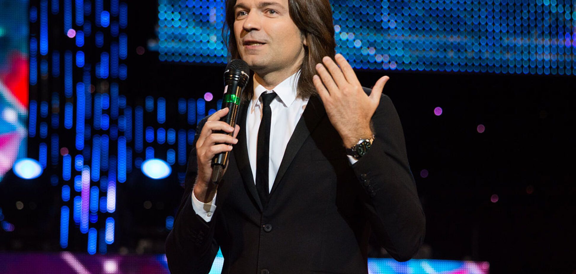 'Убью на ф*г': российский певец опубликовал 'слитое' фото с полуголыми девушками