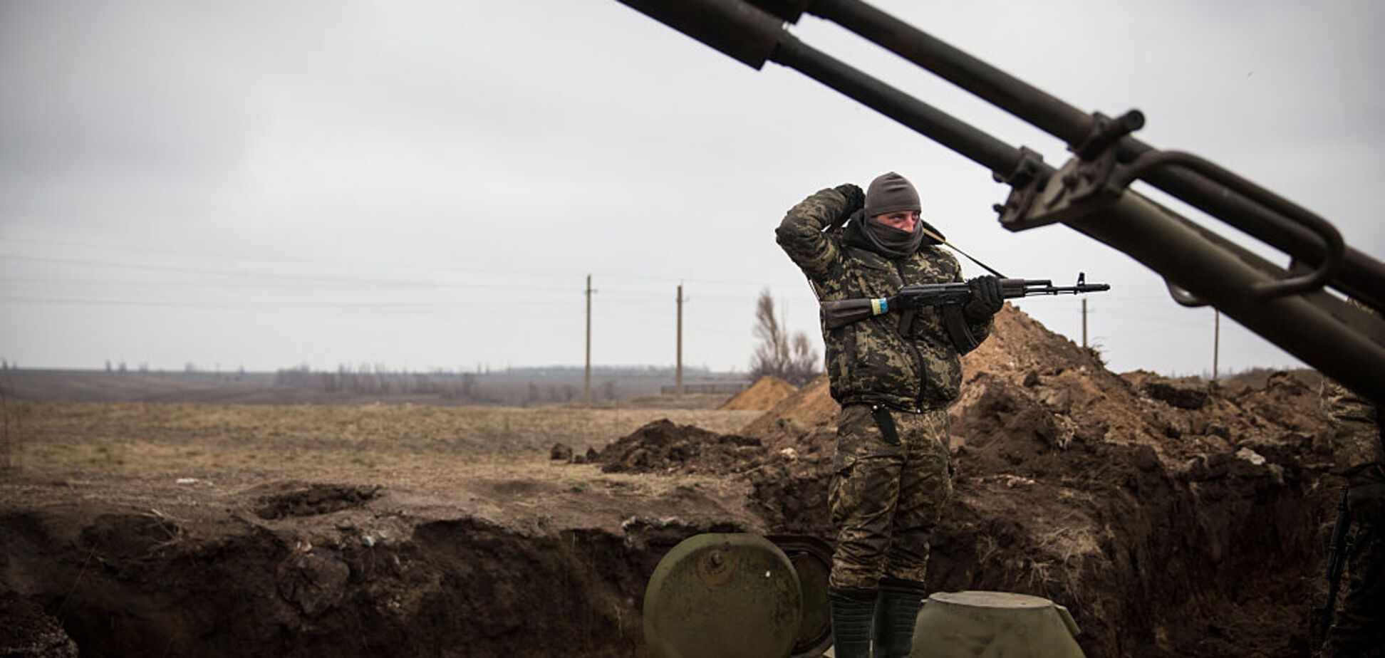 В ход пошли танки, БМП и минометы: террористы ранили бойца АТО на Донбассе