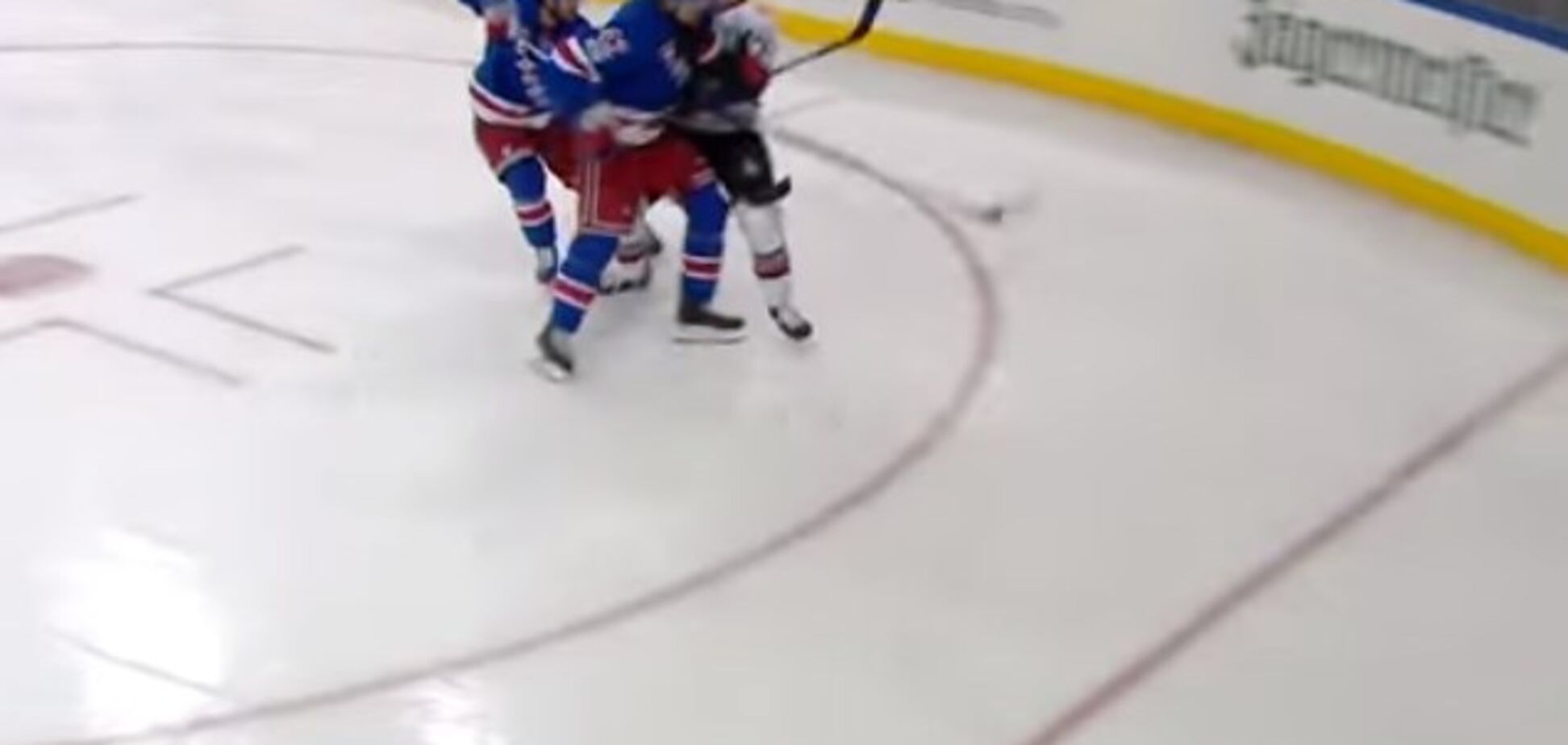 Без свідомості: канадського хокеїста всадили у борт брутальним прийомом - опубліковано відео