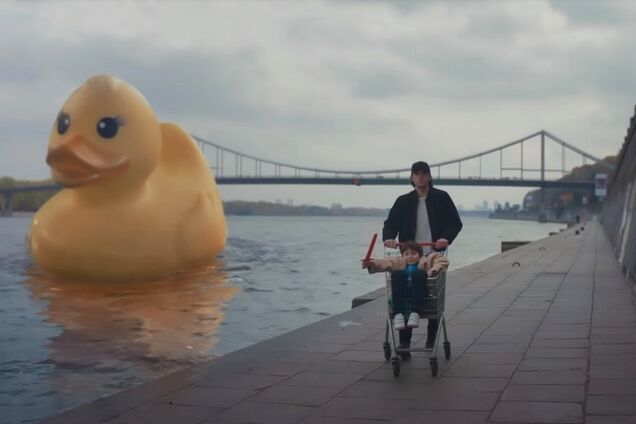 Французский рэпер покорил сеть снятым в Киеве ярким клипом