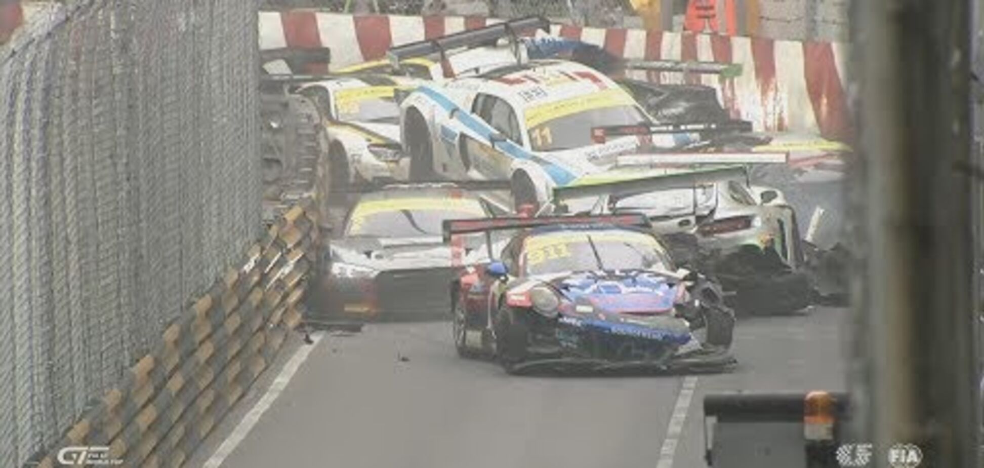 Разбилось 16 машин: видео лютой аварии на этапе GT стало хитом сети