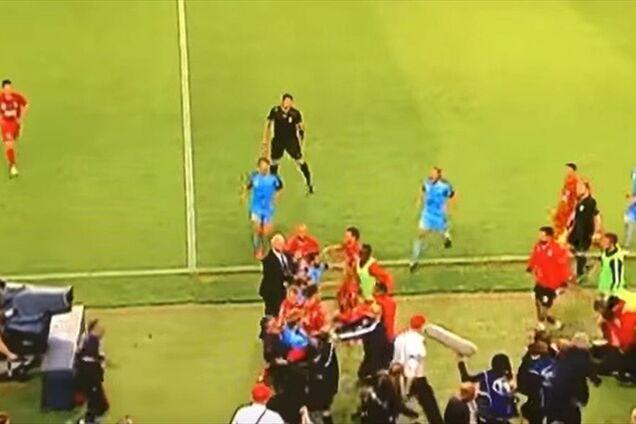 Футболіст на матчі 'обійняв' хлопчика з м'ячем, спровокувавши масову бійку: опубліковано відео
