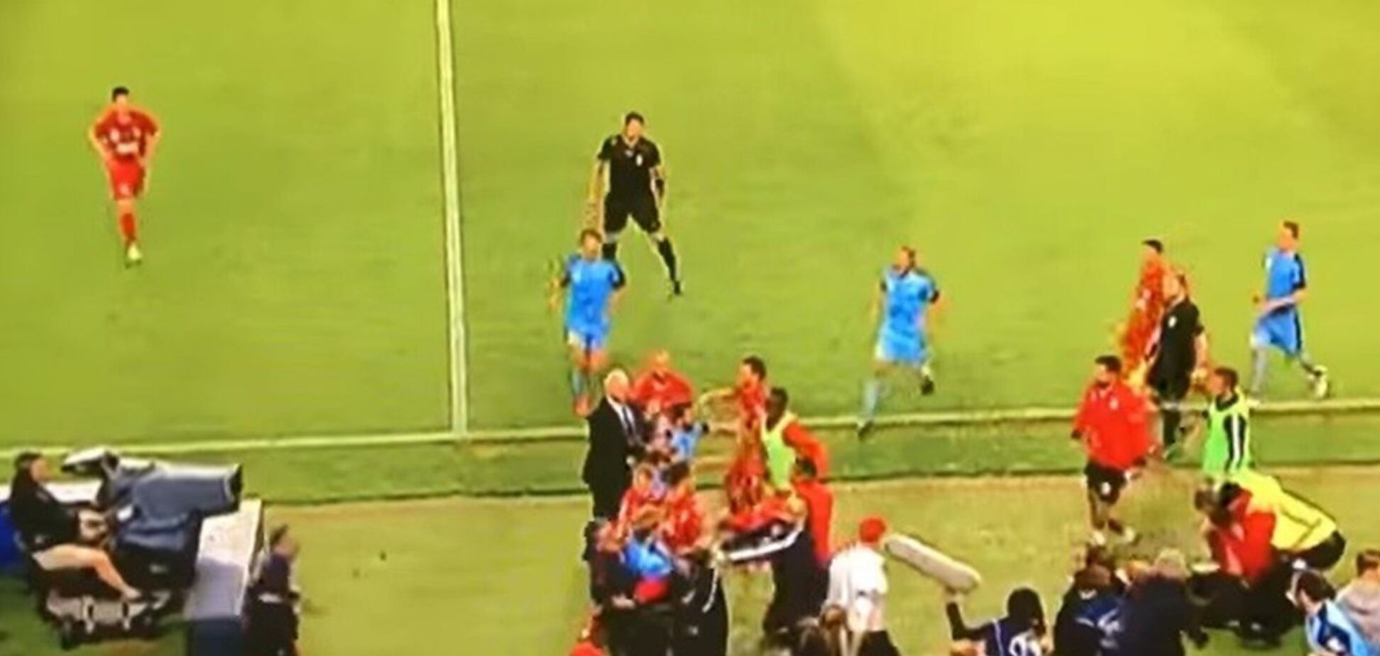 Футболіст на матчі 'обійняв' хлопчика з м'ячем, спровокувавши масову бійку: опубліковано відео