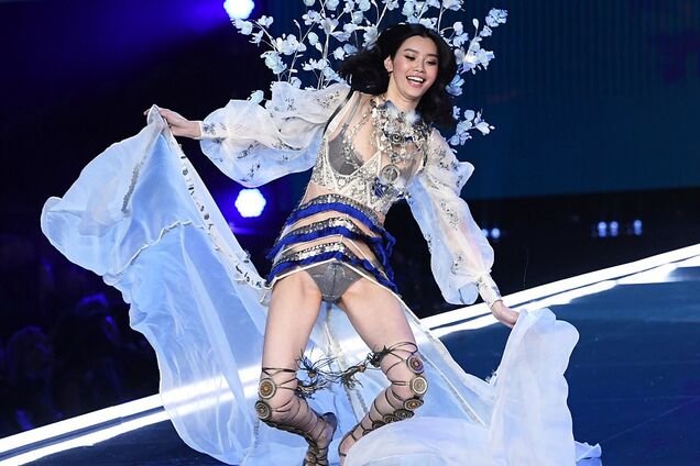 Топ-модель Victoria's Secret упала на сцене во время грандиозного показа: видео