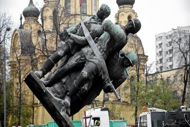 'Війна пам'ятників' між Україною і Польщею
