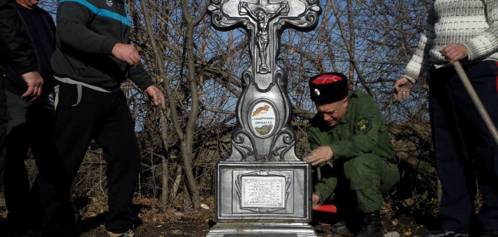 'Забирайте назад в Мордор': соцсеть возмутил мемориал убитым 'казакам' на Луганщине
