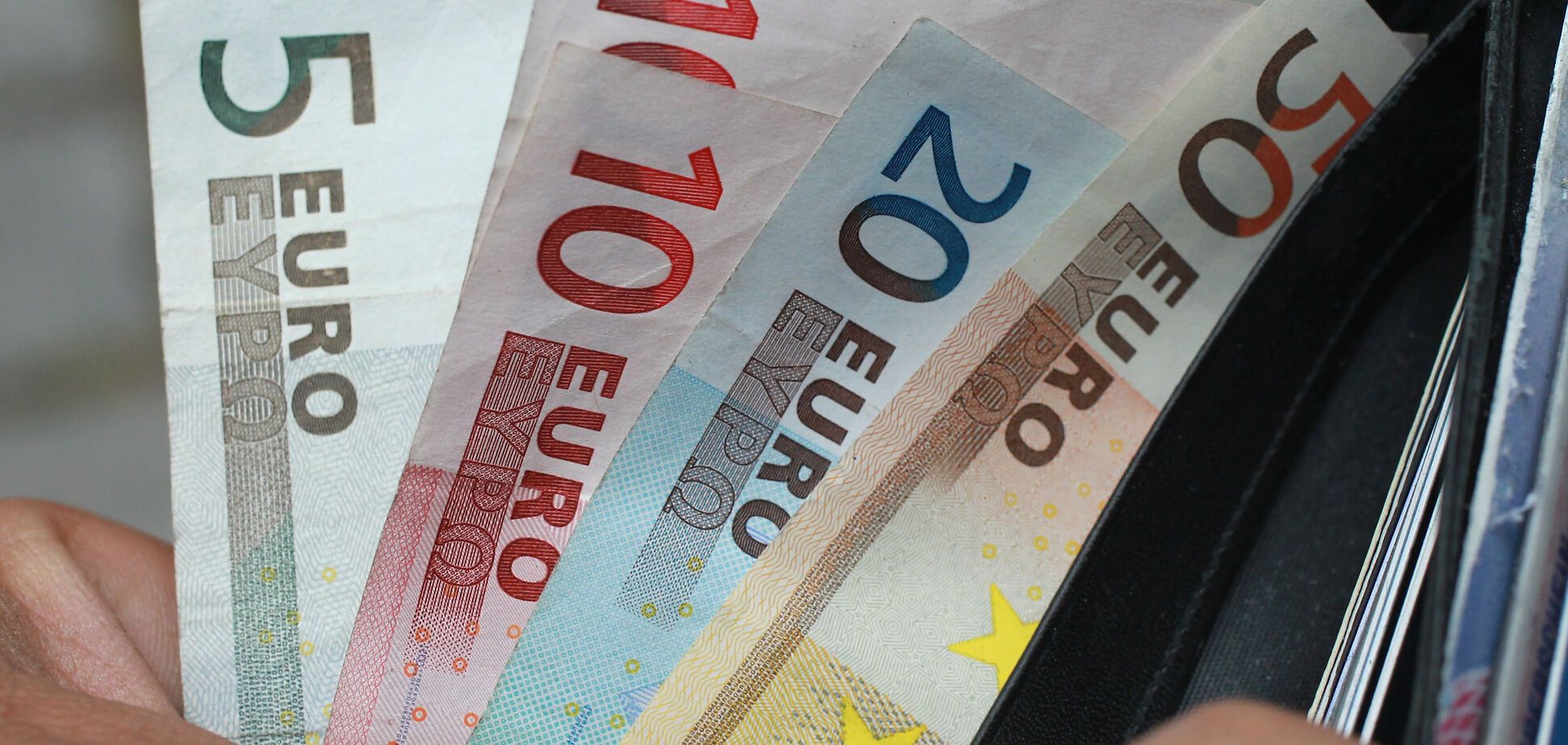 В Украине резко обвалился курс евро
