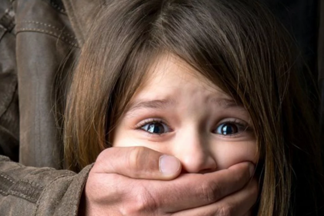 Банда похитителей? У киевской школы заметили подозрительную троицу