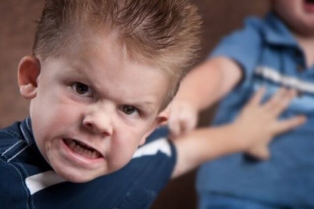 Держит в страхе всю школу: в Киеве восьмилетний мальчик избивает детей и учителей