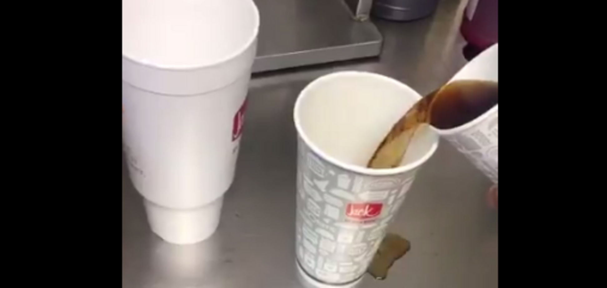 Оптическая иллюзия со стаканами