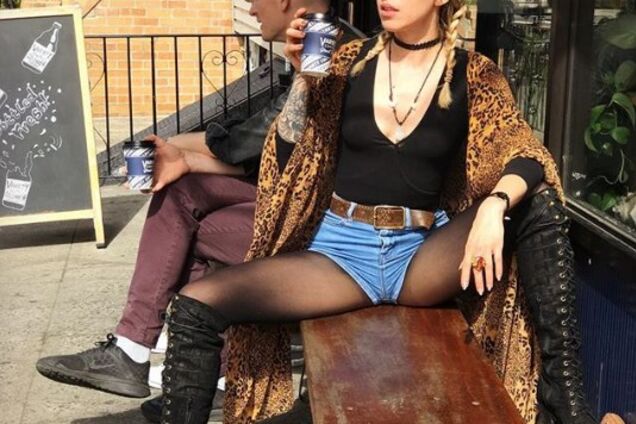 жена раздвинула ноги Дырявые колготы и мини-юбка: Маша Кончаловская в смелом наряде раздвинула ноги перед камерой - Экспресс газета