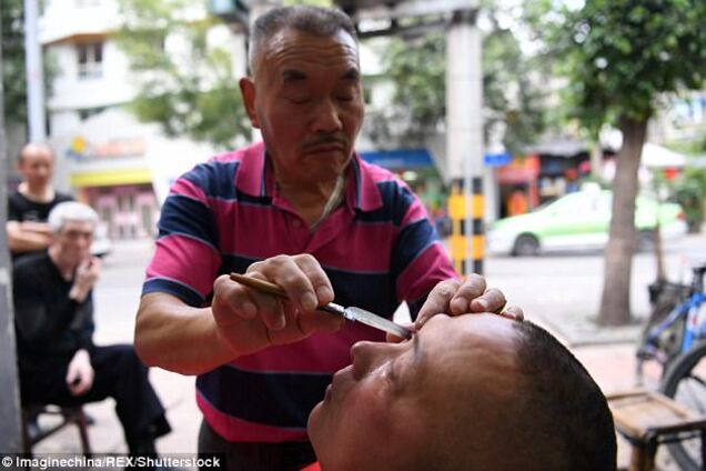 Поголили очі: в мережі показали унікальний метод 'лікування' в Китаї