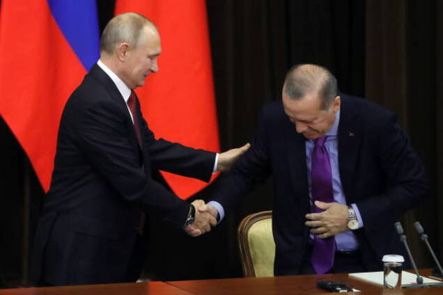 З гуркотом: Путін осоромився зі стільцем на зустрічі з Ердоганом