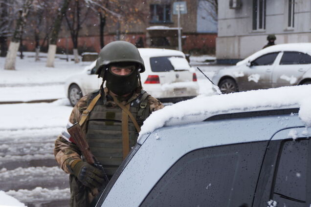 Переворот в Луганске: у здания с Плотницким появились автоматчики и БТР