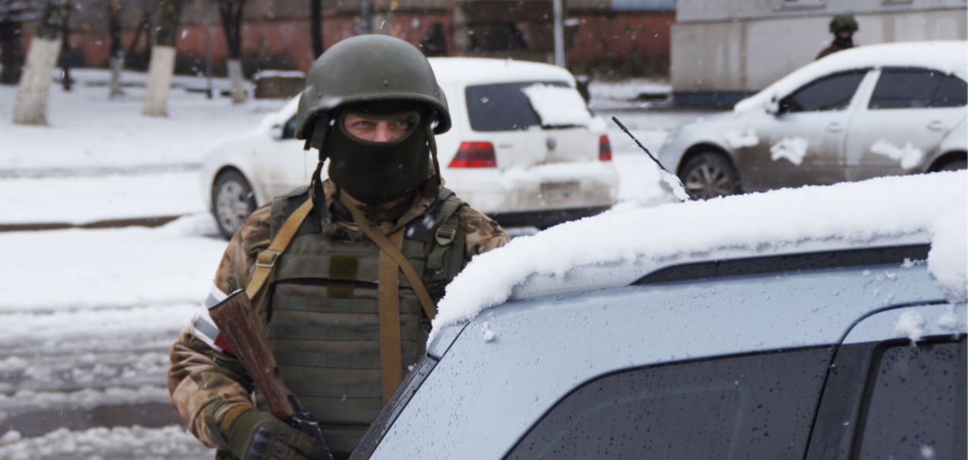 Переворот у Луганську: біля будівлі з Плотницьким з'явилися автоматники і БТР