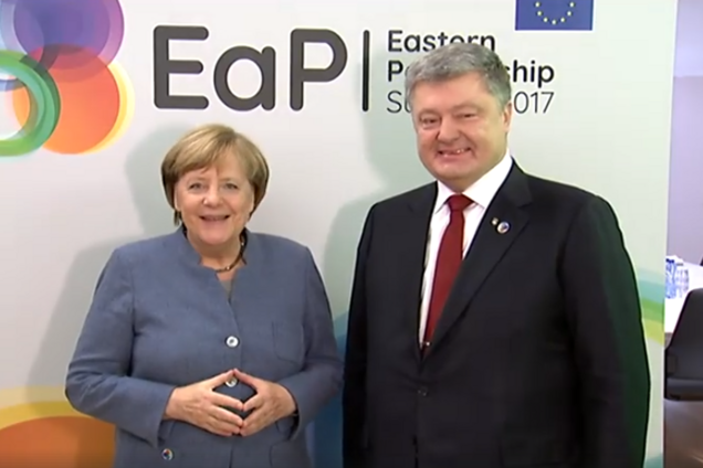 Порошенко обсудил с Меркель ситуацию на Донбассе: появилось видео