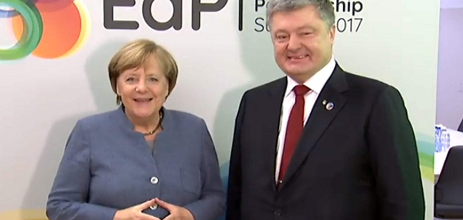 Порошенко обсудил с Меркель ситуацию на Донбассе: появилось видео