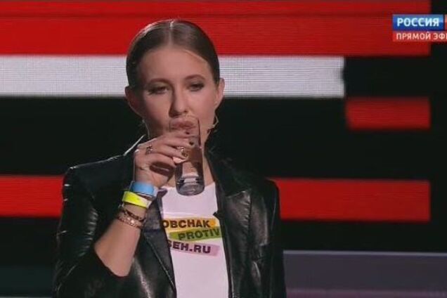Собчак пришла на КремльТВ с украинской символикой: появилось видео
