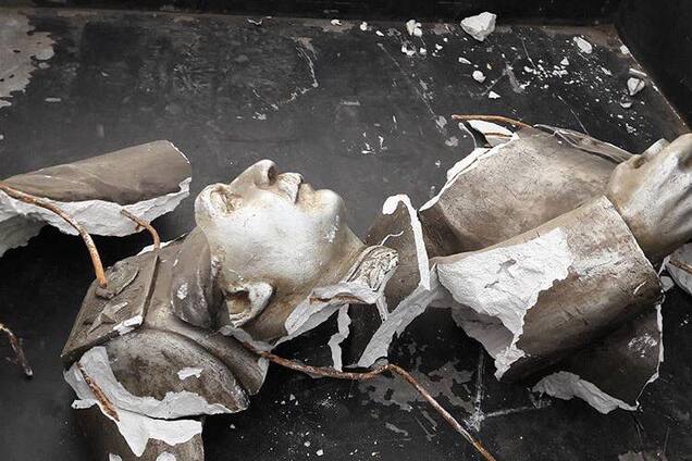 Прощай, Сталин: в Запорожье уничтожили скульптуру виновника Голодомора в Украине