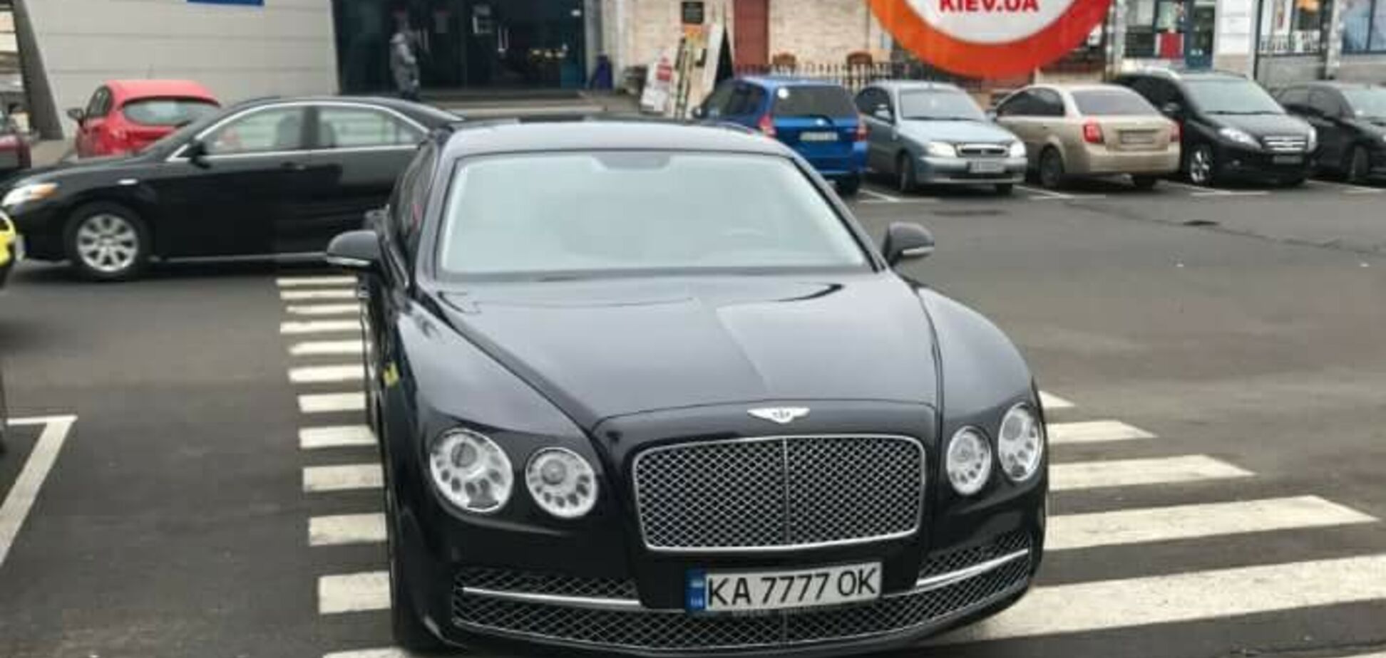 Найсексуальніша поліціянтка Києва оштрафувала водія Bentley