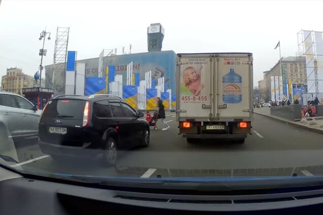 'И мозги на асфальте': сеть шокировала 'яжемать' с коляской в центре Киева