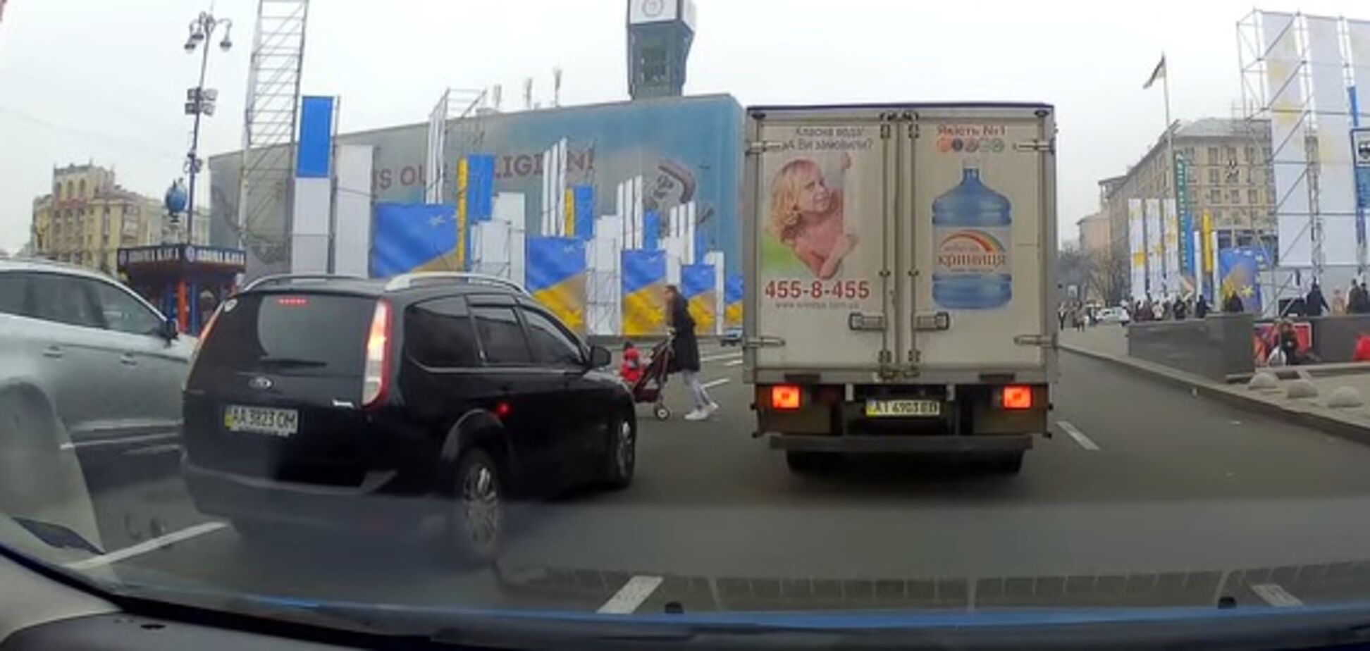 'И мозги на асфальте': сеть шокировала 'яжемать' с коляской в центре Киева