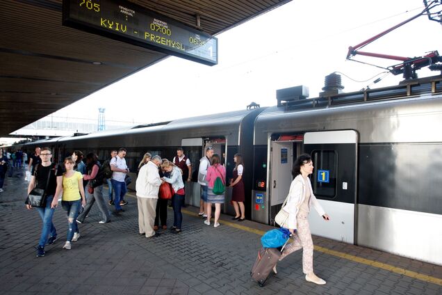 В Україні показали всі поїзди в Європу: опубліковані ціни і розклад