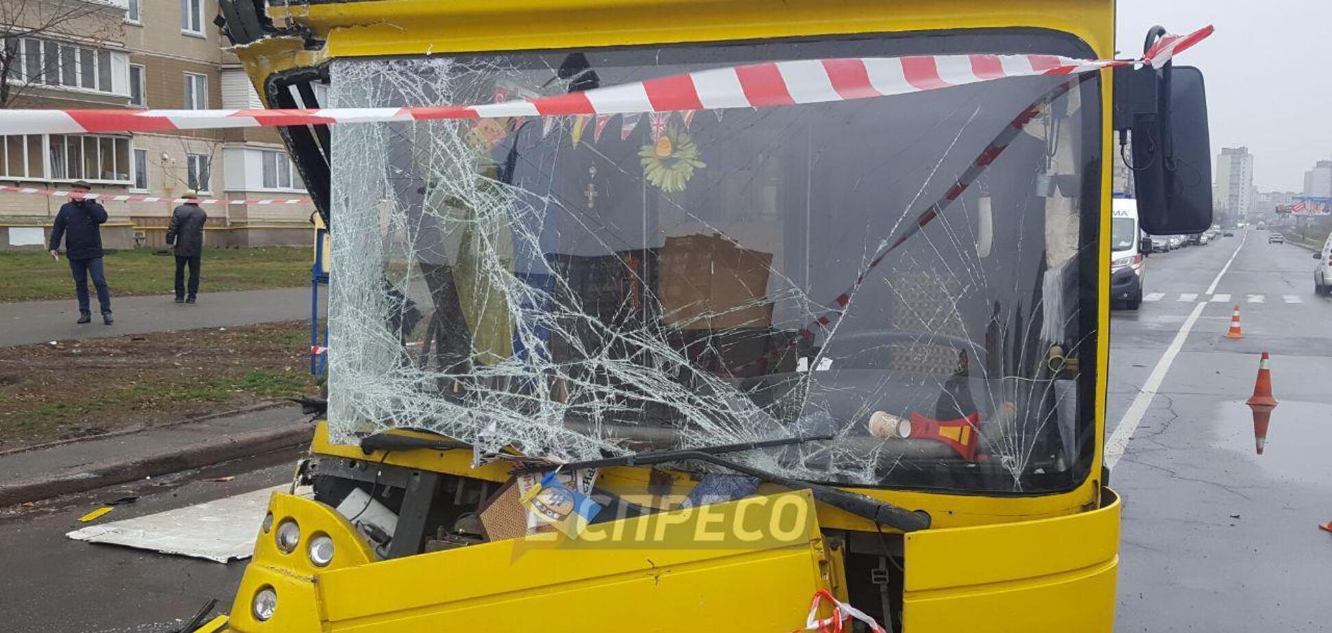 'Носило по дороге': в Киеве маршрутка на полном ходу врезалась в грузовик