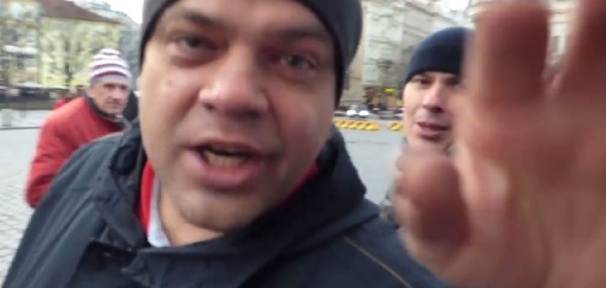 'І тут наведемо порядок': агресивні росіяни напали на проукраїнську акцію в Празі