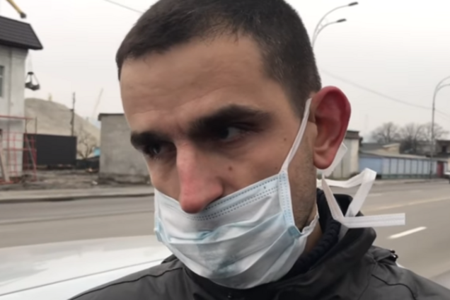 Кричал, что он Бог: в Киеве водитель без штанов устроил шоу на дороге